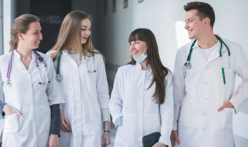 peste 1 400 de absolventi ai facultatii de medicina de la umf carol davila depun juramantul lui hipocrate pe arena nationala 6ab3634b7543b