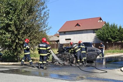 s a dat alarma pe strada linistii din lumina arde o masina 6a9ff4ab7d967