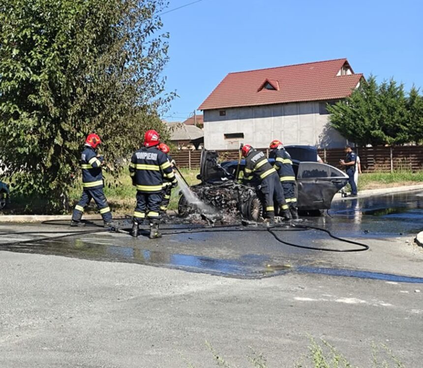 s a dat alarma pe strada linistii din lumina arde o masina 6a9ff4ab7d967