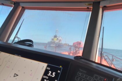 salvare pe mare aproape de portul sulina un echipaj arsvom preia un navigator de la bordul vasului prince nedal 6aa002bb4be6c