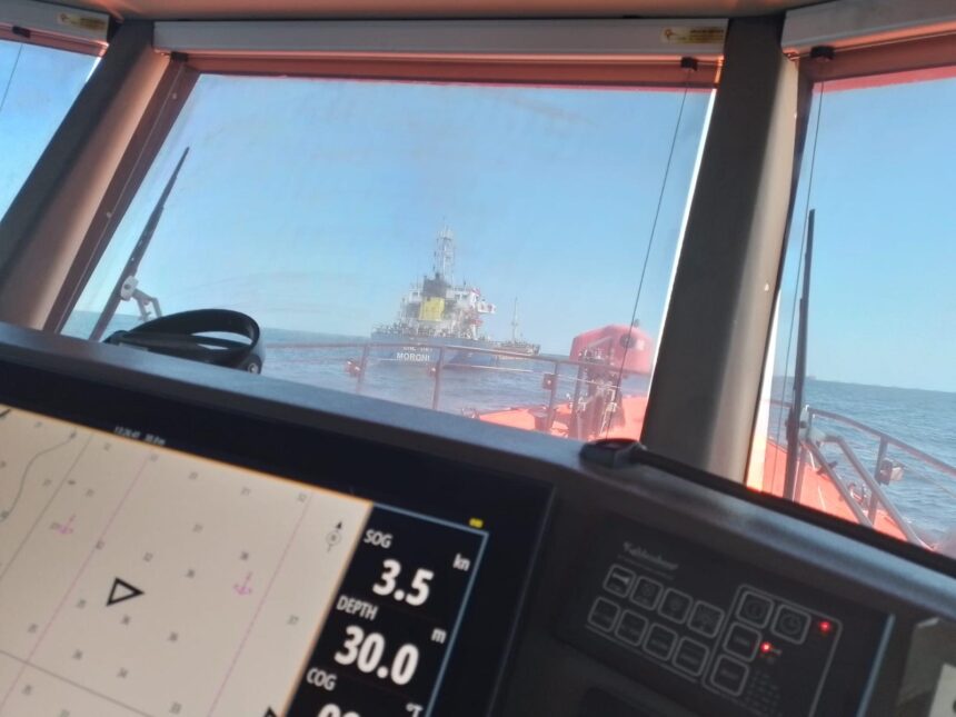 salvare pe mare aproape de portul sulina un echipaj arsvom preia un navigator de la bordul vasului prince nedal 6aa002bb4be6c