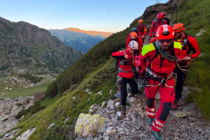 sase turisti straini aflati intr o stare avansata de epuizare recuperati de salvamontisti in apropiere de transfagarasan 6a9b1d5edae5f