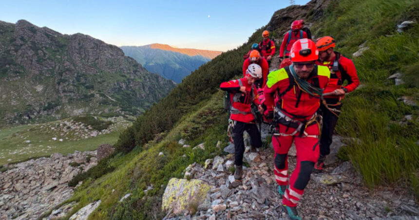 sase turisti straini aflati intr o stare avansata de epuizare recuperati de salvamontisti in apropiere de transfagarasan 6a9b1d5edae5f