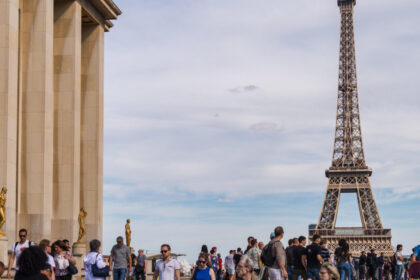 turnul eiffel se redeschide dupa greva angajatilor femeilor li s a cerut sa fie invizibile pentru o delegatie hindusa 6a9fb013db268