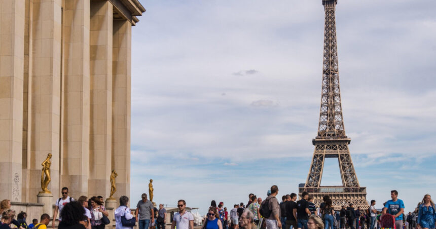 turnul eiffel se redeschide dupa greva angajatilor femeilor li s a cerut sa fie invizibile pentru o delegatie hindusa 6a9fb013db268
