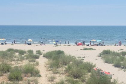 un alt obiect suspect care pare sa fie o bucata dintr o drona gasita pe plaja din vadu 6aa2ec09d9f53