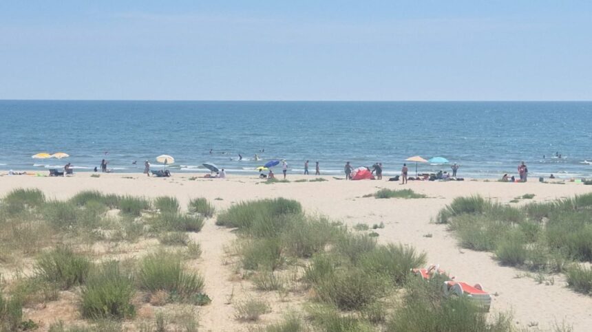 un alt obiect suspect care pare sa fie o bucata dintr o drona gasita pe plaja din vadu 6aa2ec09d9f53