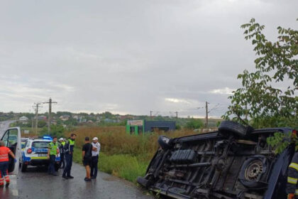 video accident la sarca iasi cu un microbuz in care erau sase oameni doi raniti au fost dusi la spital dupa ce autovehiculul s a rasturnat 6a9d2cb7253a8