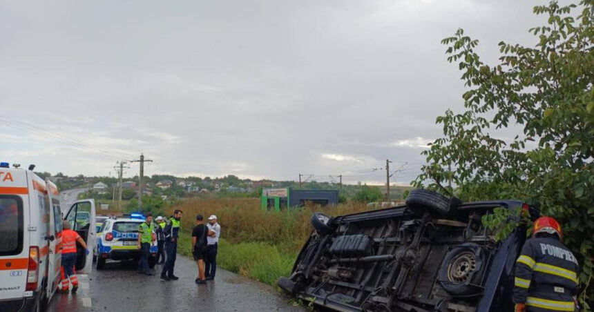 video accident la sarca iasi cu un microbuz in care erau sase oameni doi raniti au fost dusi la spital dupa ce autovehiculul s a rasturnat 6a9d2cb7253a8