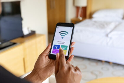 video capcana retelelor wi fi gratuite cum iti pot fi furate parolele si banii cand te conectezi la internet in aeroport hotel sau cafenele 6aaf697802897