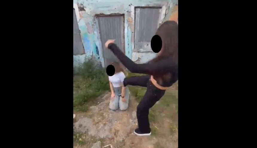 video caz incredibil la mangalia adolescenta de 15 ani batuta si amenintata de alte 3 fete s a lasat cu arestari dupa ce imaginile au fost publicate online 6ab3ccbdc987d