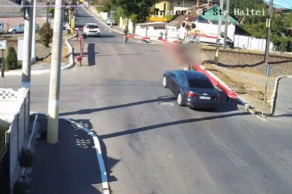 video doi copii din constanta traverseaza calea ferata printre bariere cu cateva secunde inainte sa treaca un tren 6a97c38f45368