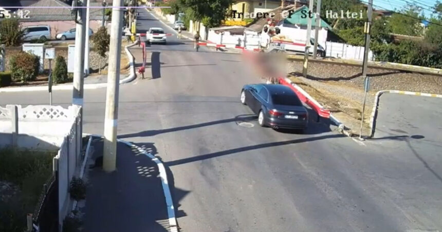 video doi copii din constanta traverseaza calea ferata printre bariere cu cateva secunde inainte sa treaca un tren 6a97c38f45368