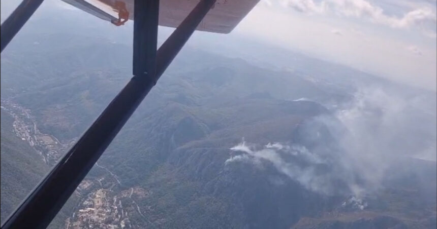 video exclusiv incendiu masiv la baile herculane 400 de hectare au fost mistuite de flacari zeci de pompieri intervin imagini surprinse din avion 6abbb3f579ade