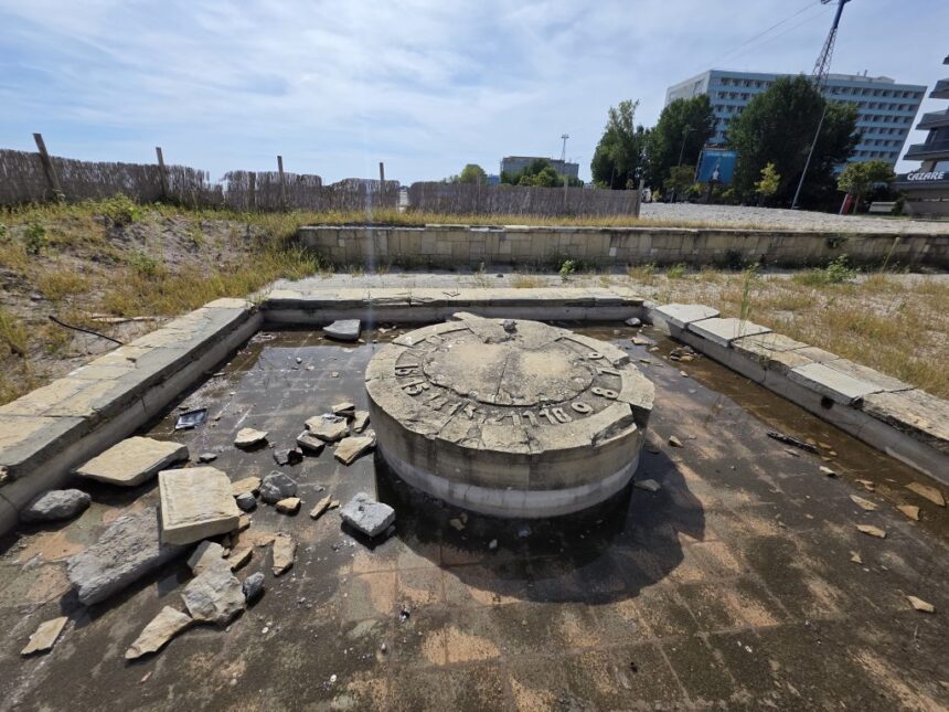 video foto un element inedit al statiunii mamaia se degradeaza sub ochii tuturor singurul ceas solar din piatra 6aa9c62685dbd