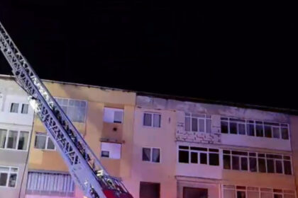video incendiu la bals 52 de oameni au fost evacuati dupa ce blocul in care locuiau a luat foc 6a9bbf16c2761