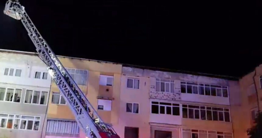 video incendiu la bals 52 de oameni au fost evacuati dupa ce blocul in care locuiau a luat foc 6a9bbf16c2761