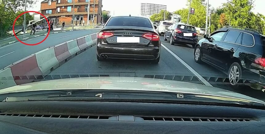 video incredibil in navodari barbat lovit in cap de un stalp prabusit pe trotuar a ajuns la spital 6aa8f714a910b