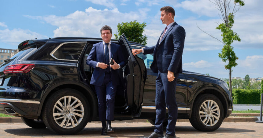 video mesajul lui nicusor dan pentru ministrul nazare si noua lui sotie presedintele si partenera sa au participat la nunta 6aa66cb6bb5b9