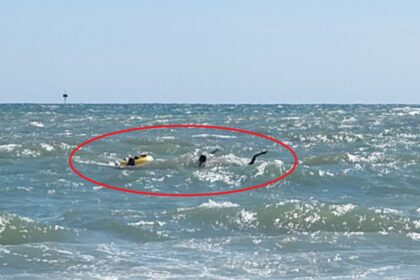 video o femeie a fost salvata de la moarte dupa ce a ignorat avertizarile salvamarilor de pe plaja din mangalia 6a9d35a0d38f6