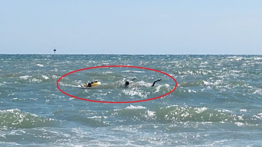 video o femeie a fost salvata de la moarte dupa ce a ignorat avertizarile salvamarilor de pe plaja din mangalia 6a9d35a0d38f6