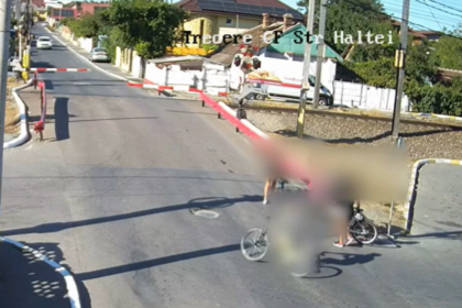 video pericol mortal la valu lui traian doi copii au traversat calea ferata printre barierele coborate 6a96d658377c7