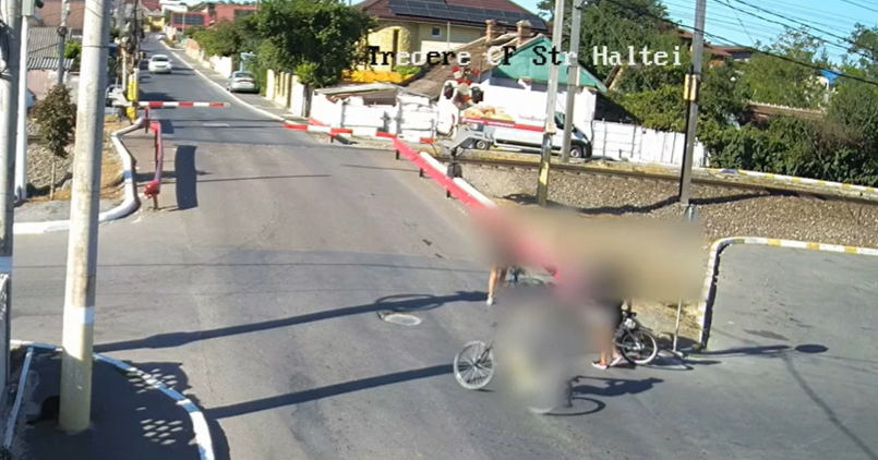 video pericol mortal la valu lui traian doi copii au traversat calea ferata printre barierele coborate 6a96d658377c7