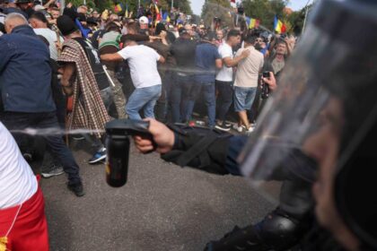 video scandal cu fortele de ordine trafic blocat in pasajul victoriei pe fondul protestului caline caline poporul e cu tine reprezentantii oierilor nu sunt ciobanii 6aa936f518fdb