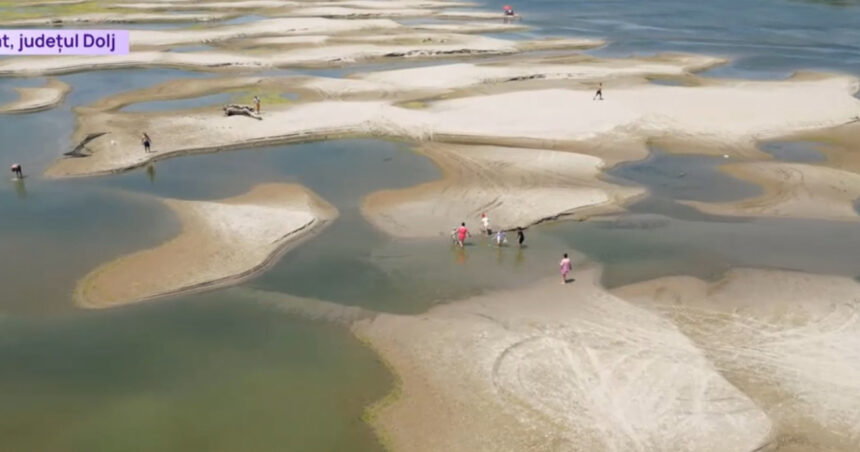 video situatie critica pe dunare fluviul inlocuit de kilometri de nisip la calafat fermierii se plang ca recoltele sunt blocate in porturi 6aa589bc2682e