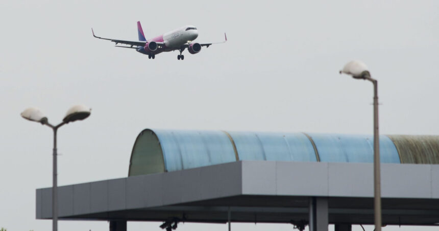 video un avion cu sute de pasageri a facut o aterizare de urgenta pe aeroportul otopeni dupa ce ar fi lovit o pasare 6ab7cd94bb99a