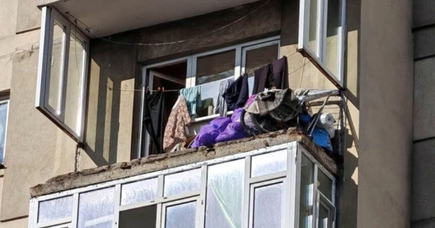 video un balcon a cazut de la etajul 7 al unui bloc din bucuresti si a avariat o masina 6ab15cb53588c