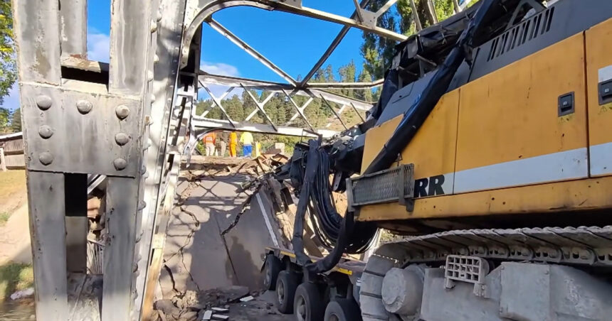 video un pod din bacau s a prabusit sub greutatea unui tir traficul pe drumul spre miercurea ciuc este blocat 6ab392b546f7e