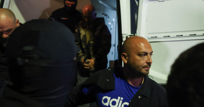 videofoto cinci dintre instigatorii din piata victoriei dusi cu duba la judecatoria sector 1 pentru propunerea de arestare preventiva 6aaae8602a81b