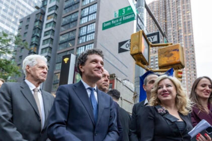videofoto nicusor dan a dezvelit la new york placuta the queen marie of romania corner si s a intalnit cu comunitatea romaneasca 6ab2a3a448f54