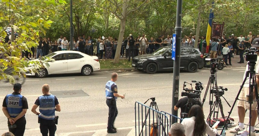 videofoto zeci de sustinatori ai lui calin georgescu la sediul diicot garduri de protectie si jandarmi mobilizati in zona 6ab104fc58868