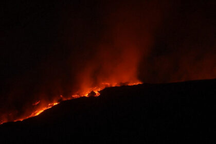 vulcanul anak krakatau din indonezia continua sa erupa autoritatile mentin alerta si zona de restrictie 6a9c2524bcabd