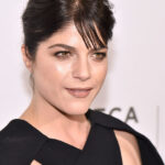 actrita selma blair arestata dupa un incident la bordul unui avion ar fi muscat o insotitoare de zbor 6add8f155d768