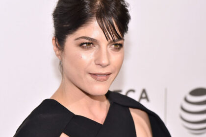actrita selma blair arestata dupa un incident la bordul unui avion ar fi muscat o insotitoare de zbor 6add8f155d768