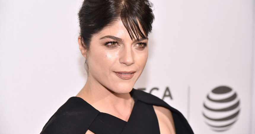 actrita selma blair arestata dupa un incident la bordul unui avion ar fi muscat o insotitoare de zbor 6add8f155d768