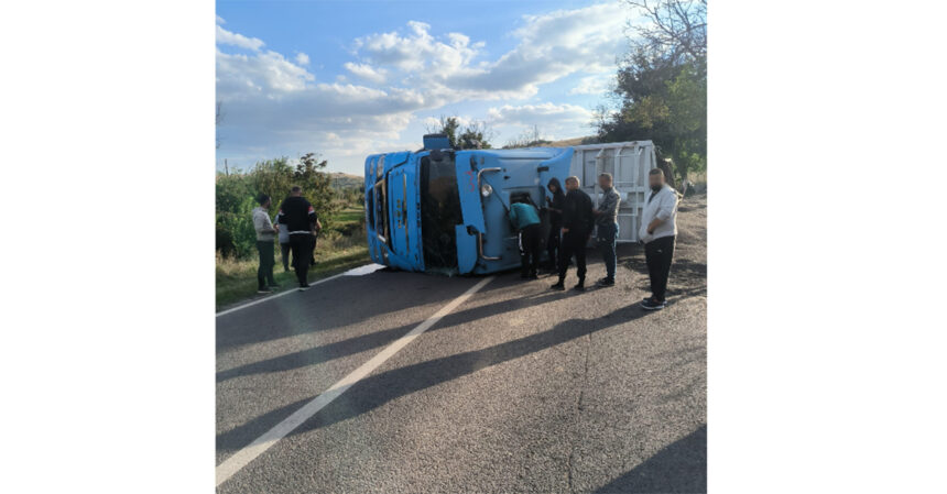 alerta 112 un tir plin cu floarea soarelui s a rasturnat pe dn3 intre negureni si ion corvin soferul a ajuns la spital 6abe6dd446058