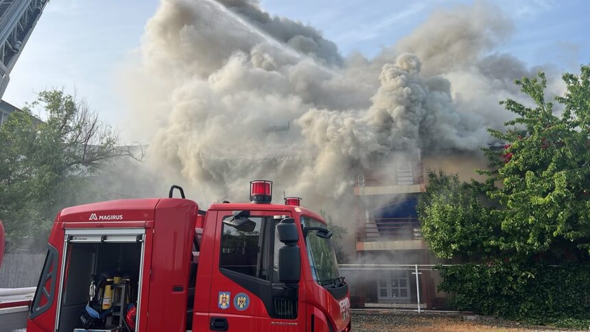 alerta in constanta arde o casa pe strada scolii pompierii intervin cu 4 masini de stingere 6ad06b4e8b7fc