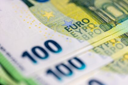 ancheta la vama otopeni au disparut 700 000 de euro retinuti la un control sacul in care se aflau plini cu coli de hartie 6adf7f829c5f3