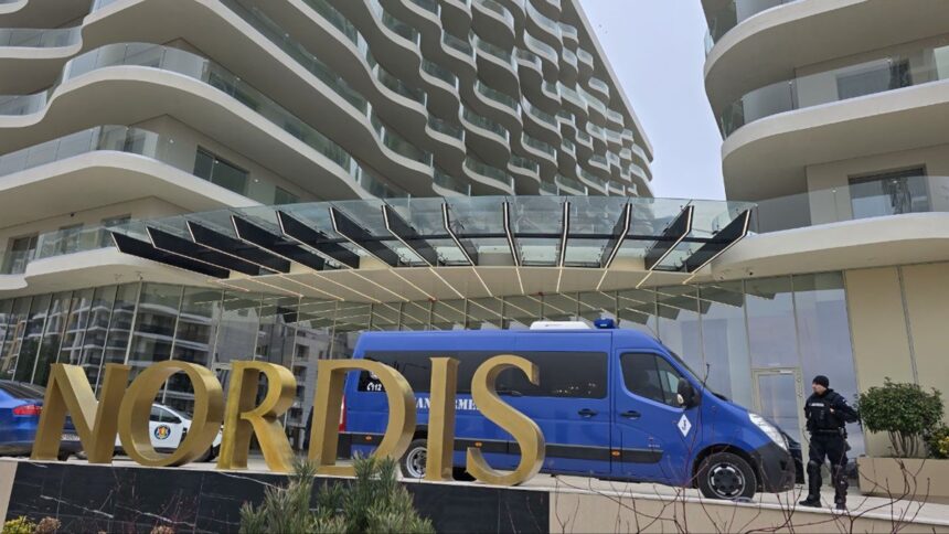 apartamentele nordis din mamaia puse din nou sub sechestru de diicot sunt vizate 155 apartamente 8 parcari 4 spatii comerciale un subsol si 2 boxe nefinalizate si 14 terenuri 6ad74ca1660ec