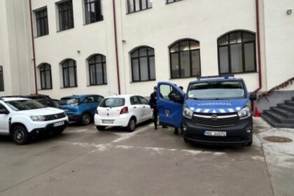 breaking news un elev de 15 ani a injunghiat un coleg la un liceu din pitesti baiatul ranit a ajuns la spital martor a inceput sa dea cu maceta 6ad9c73cbab65