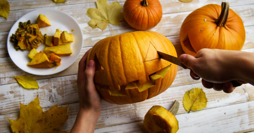 cele mai cunoscute traditii si obiceiuri de halloween de ce se sculpteaza dovleci si ce inseamna trick or treat 6ae59a2b3f308