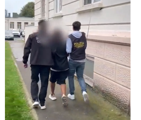 cine este tanarul care si a agresat iubita minora pe strada si apoi a rupt oglinda unei masini de politie 6aca2541d05d0