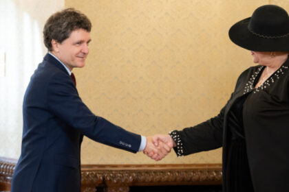diana sosoaca a mers la cotroceni sa i spuna lui nicusor dan ca nu il recunoaste ca presedinte traiasca regina 6ac3ce2b72ac8