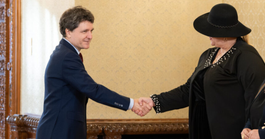 diana sosoaca a mers la cotroceni sa i spuna lui nicusor dan ca nu il recunoaste ca presedinte traiasca regina 6ac3ce2b72ac8