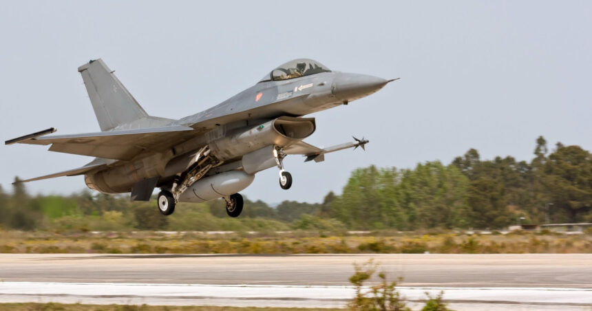 doua avioane f 16 au fost ridicate in aceasta seara dupa ce sistemul radar a detectat o noua tinta in apropierea insulei serpilor 6acfbd6eceeb5