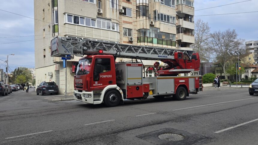foc intr un apartament dintr un bloc de pe bulevardul tomis aproape de spitalul judetean pompierii au trimis si autoscara 6ad21f3dc6502